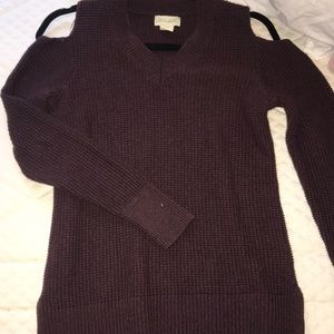 Sweater with shoulder cut out